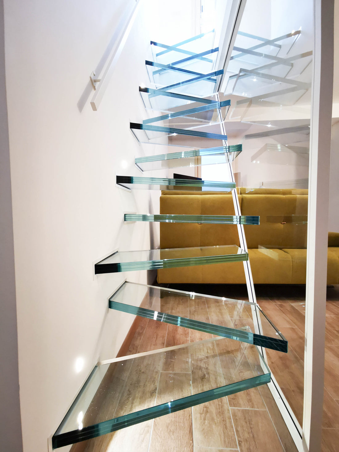 Scala a sbalzo con gradini in vetro
